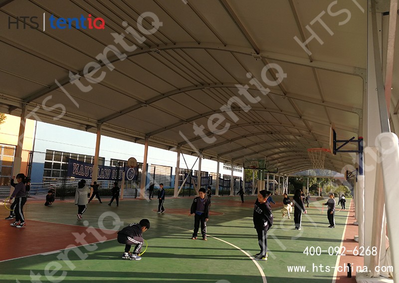 籃球場(chǎng)裝配式棚房可適應(yīng)不同的場(chǎng)地，還降低地基成本
