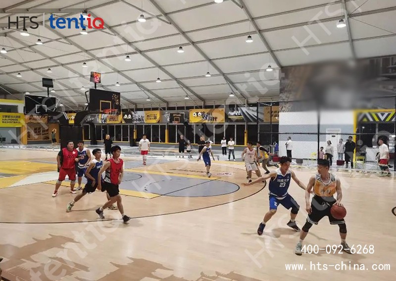 籃球場(chǎng)裝配式棚房可適應(yīng)不同的場(chǎng)地，還降低地基成本